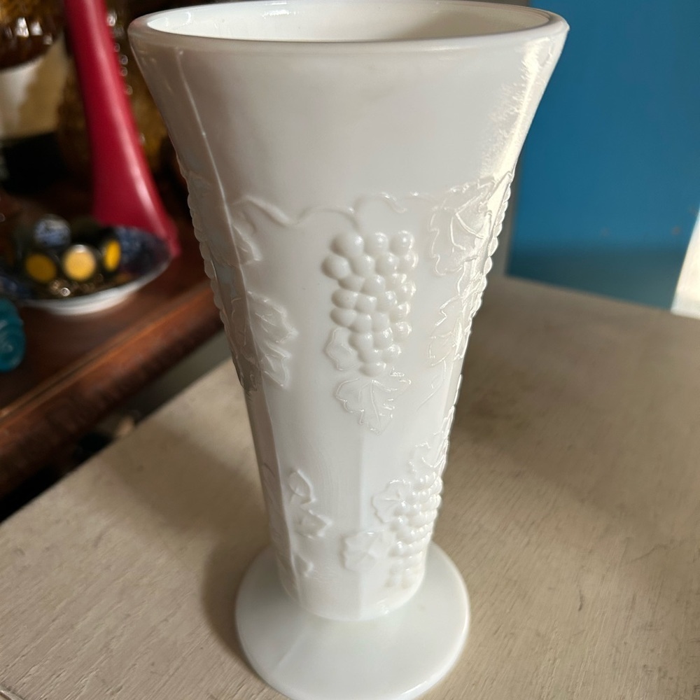 Vintage White Milk Glass Pedestal Harvest Grape Leaf Vine Vase - Picture 6 of 7